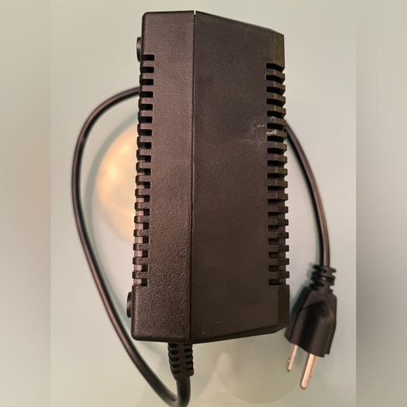 LiteFuze LC-300 Travel Voltage Converter 300W 110V/120V to 220V/240V Black - Picture 3 of 11